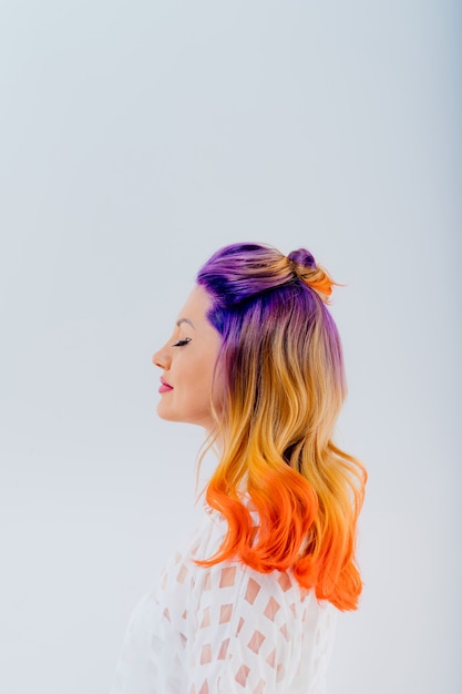 Foto mujer con cabello teñido. chica con maquillaje y peinado