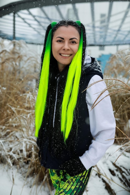 Mujer de cabello verde de pie en la nieve