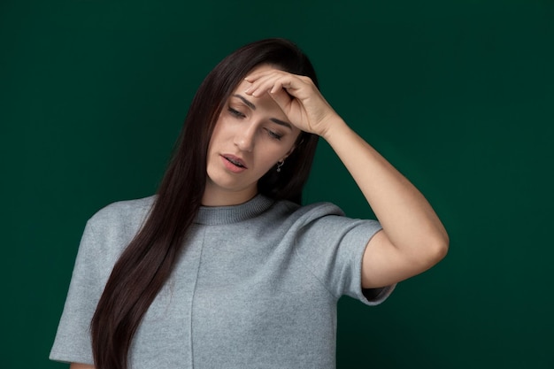 Mujer con la cabeza en las manos