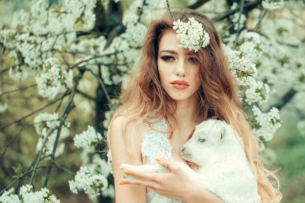 Mujer con cabra en flor