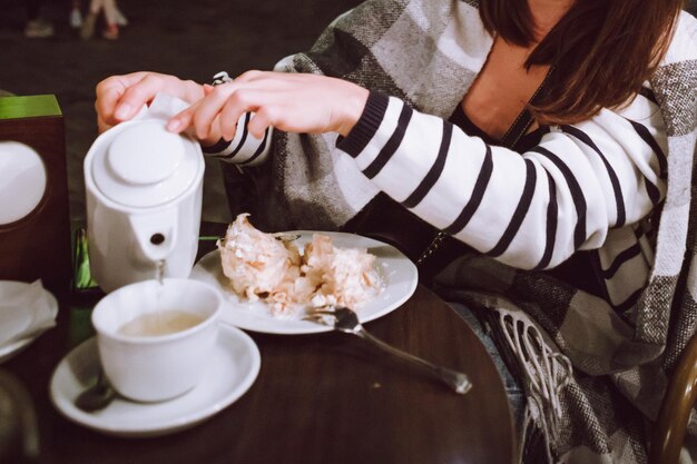 Mujer en café al aire libre en la noche