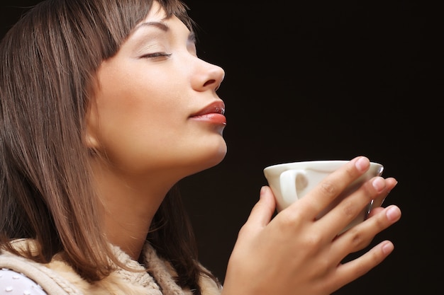 Mujer con un cafe aromatico