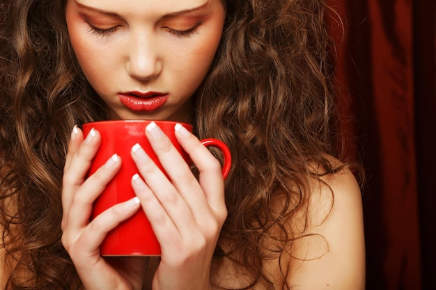 Mujer con un cafe aromatico