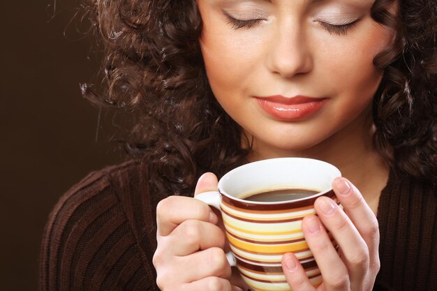 Mujer con un cafe aromatico