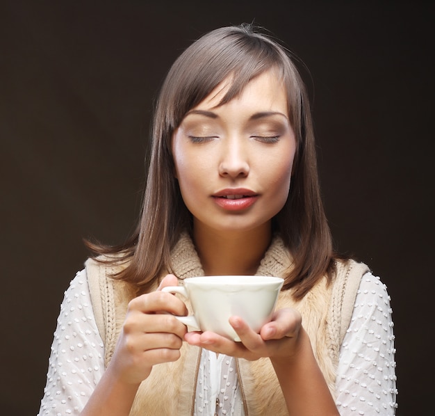 Mujer con un cafe aromatico