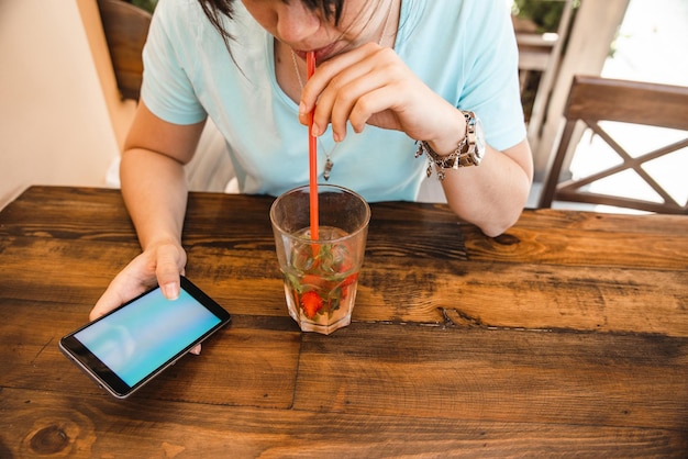 mujer, en, café, bebida, bebidas frescas, cicatrizarse