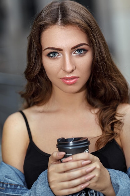 Mujer con café en la calle