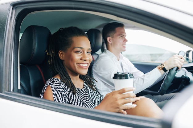 Mujer con café en el coche