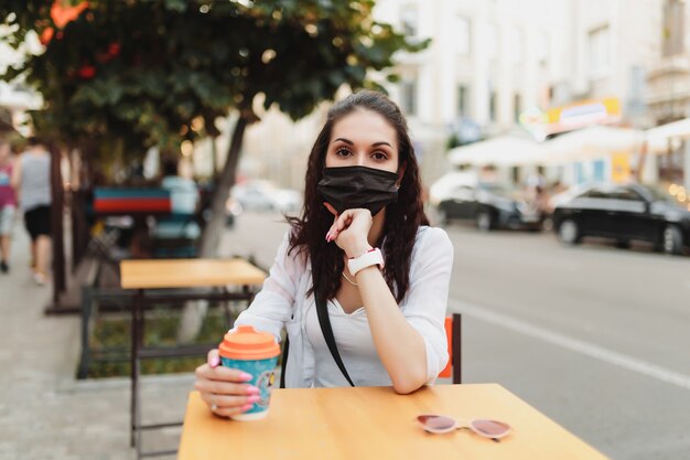 Mujer en un café en cuarentena. Foto de alta calidad