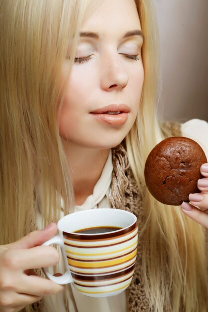 Foto mujer con cafe y galletas