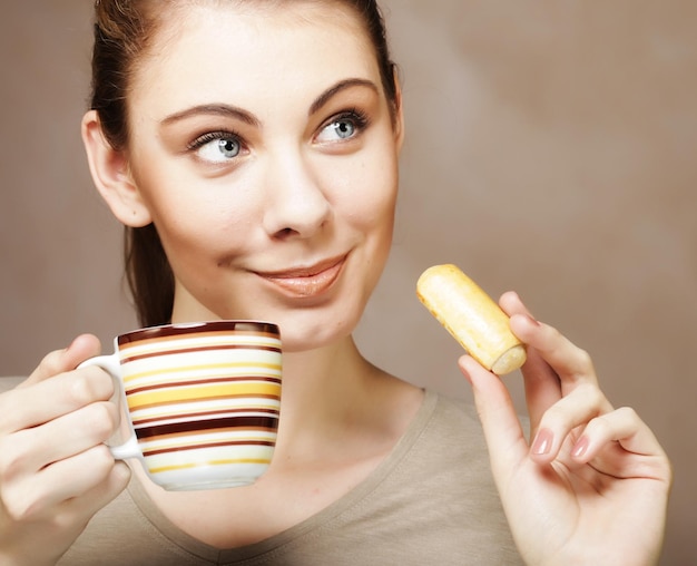 Mujer con café y galletas