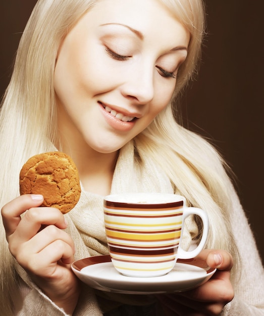 Mujer con café y galletas