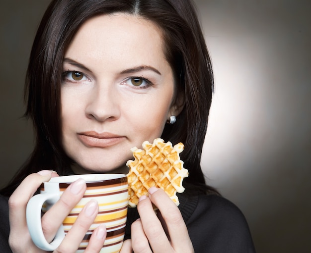 Mujer con café y galletas