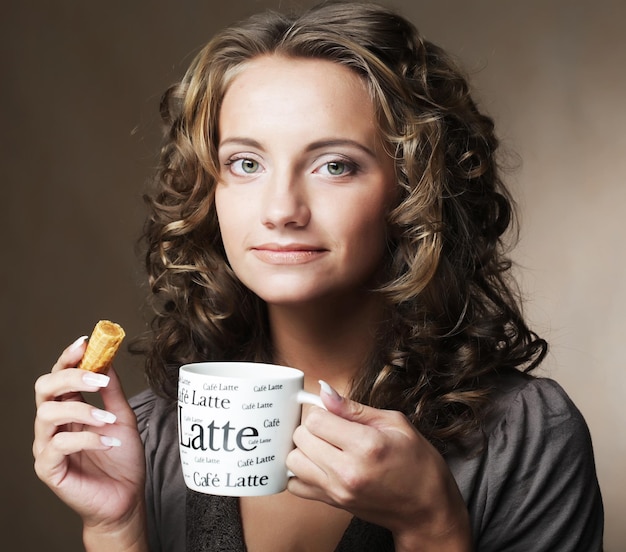 Mujer con café y galletas