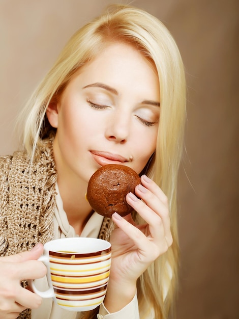 Mujer con café y galletas