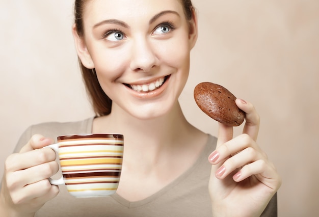 Mujer con café y galletas