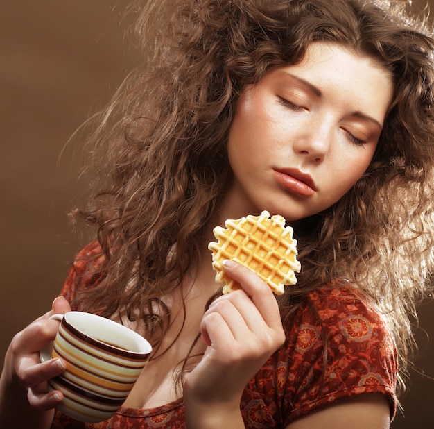 Mujer con café y galletas