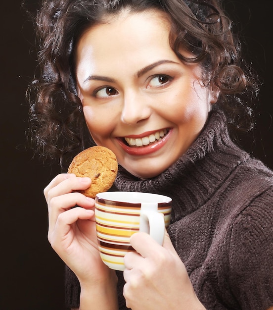 Mujer con café y galletas