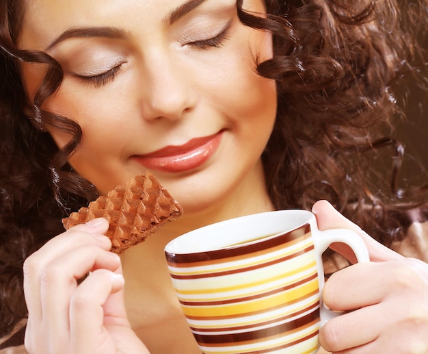 Mujer con café y galletas