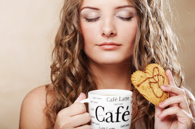 Mujer con café y galletas