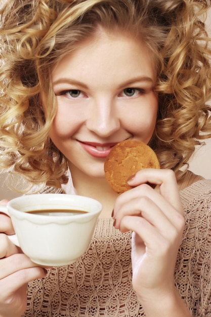 Mujer con café y galletas