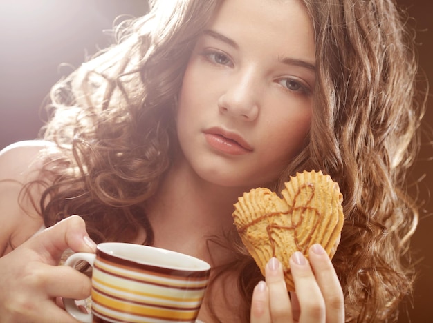 Mujer con café y galletas