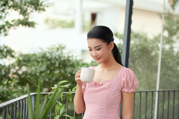 mujer, con, café, jardinería, en, balcón, en, verano