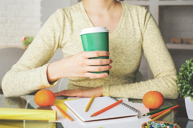 Mujer con café en el lugar de trabajo