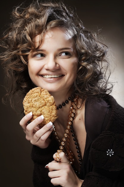 Mujer con café y pastel