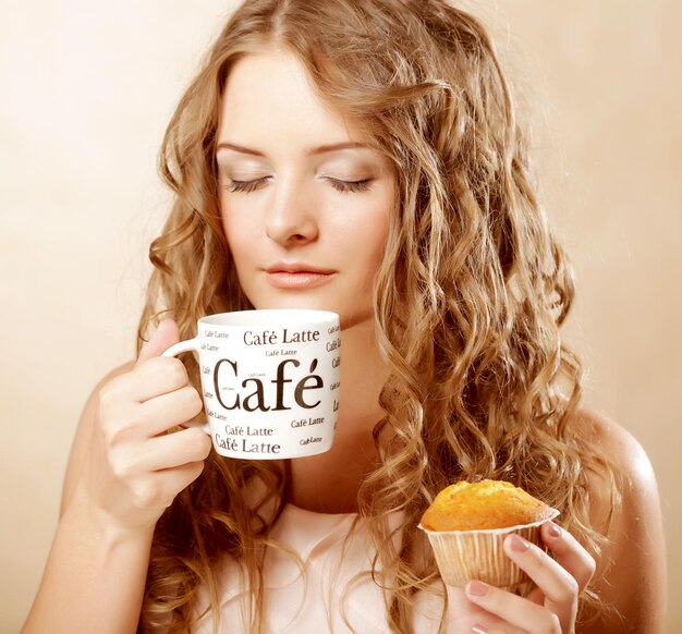 Mujer con café y pastel