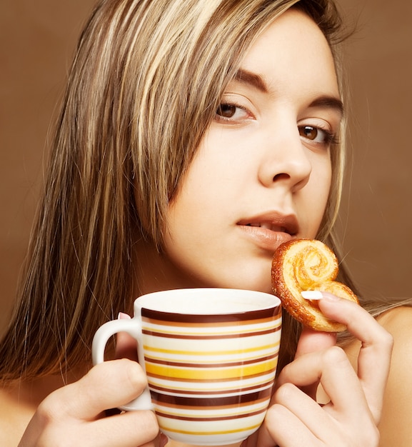 Mujer con café y pastelería