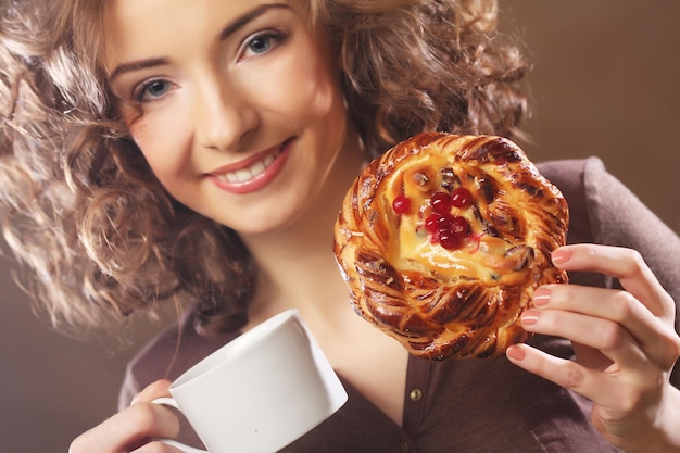 Mujer con café y postre