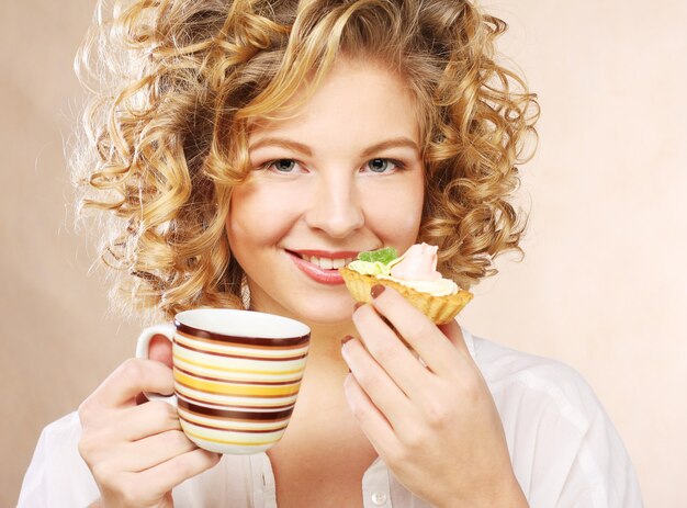 Mujer con café y postre