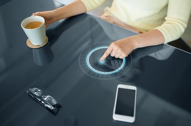 mujer con café usando panel interactivo