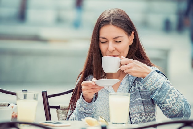 mujer, en, café