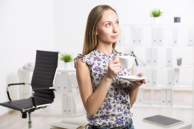 Mujer con café