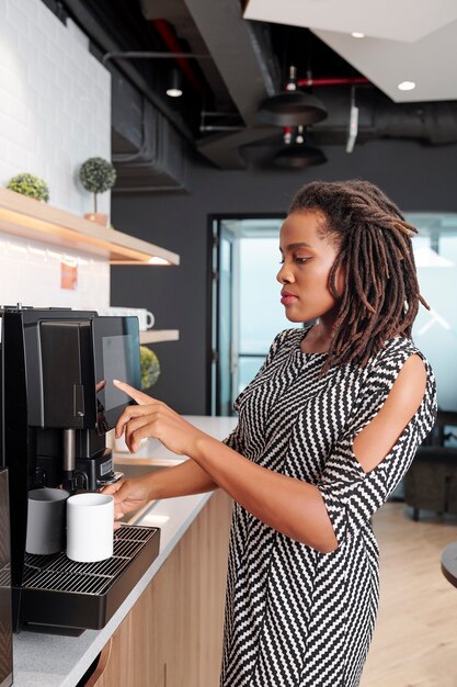 Mujer con cafetera