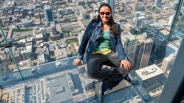 Mujer en caja de cristal en Chicago, Illinois