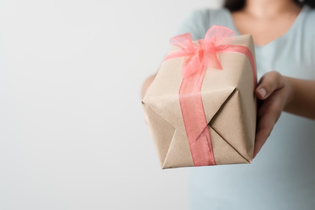 Mujer con caja de papel de regalo corbata linda cinta para ocasiones especiales