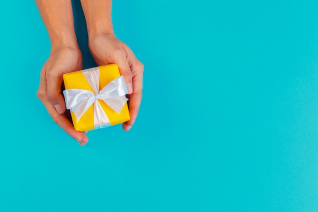 Foto mujer con caja de regalo en color