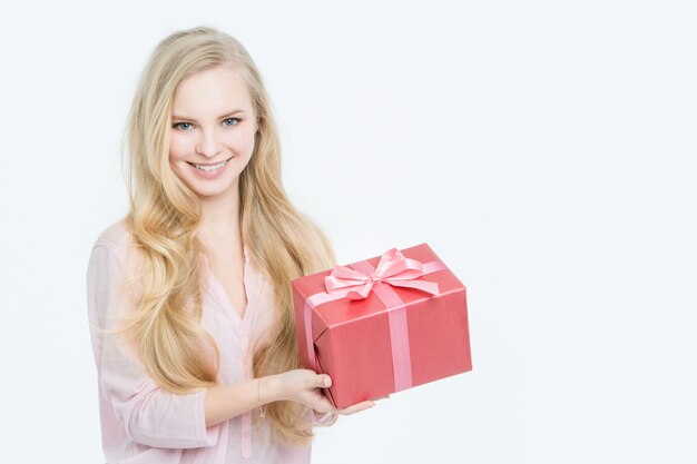 Mujer con caja de regalo