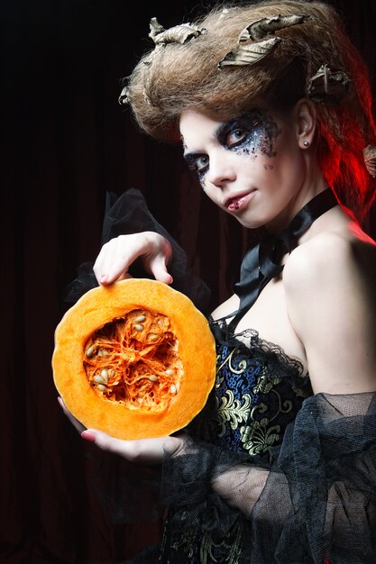 Mujer con una calabaza. Tema de halloween.