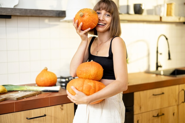 mujer, con, calabazas, en, cocina