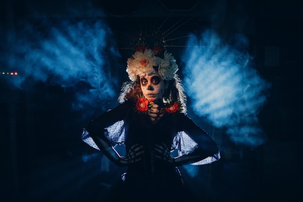 Mujer con calavera mexicana maquillaje de halloween en la cara Día de muertos y halloween