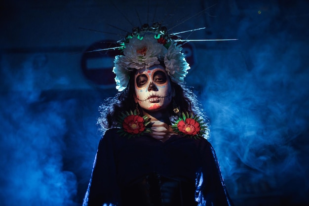 Mujer con calavera mexicana maquillaje de halloween en la cara Día de muertos y halloween