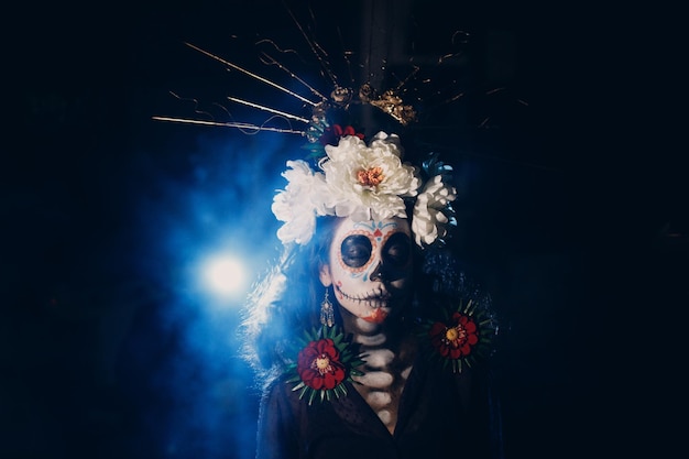 Mujer con calavera mexicana maquillaje de halloween en la cara Día de muertos y halloween