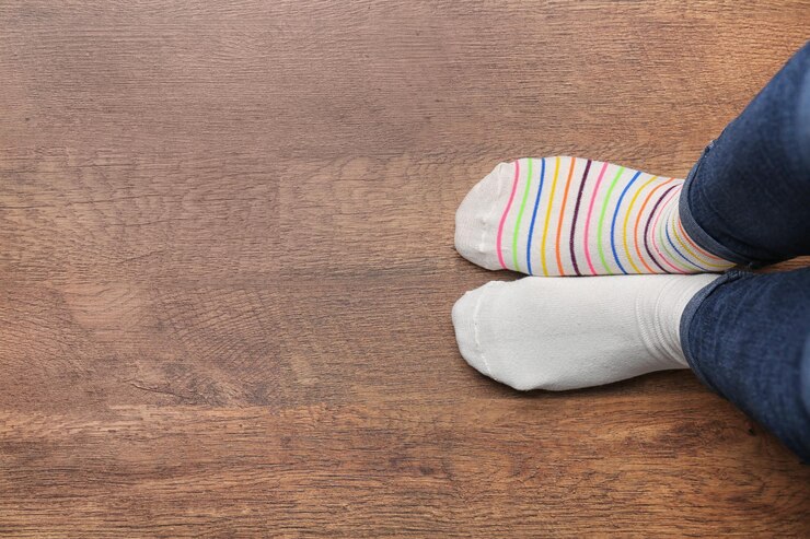 Foto mujer en calcetines diferentes en el interior