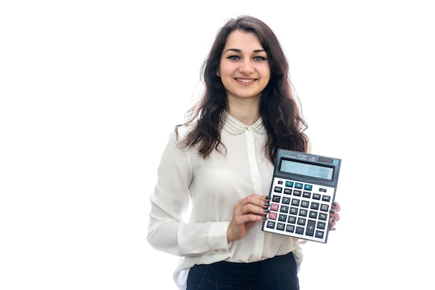 Mujer con calculadora aislada sobre pared blanca