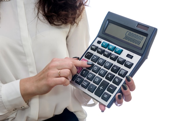 Mujer con calculadora aislado sobre fondo blanco.