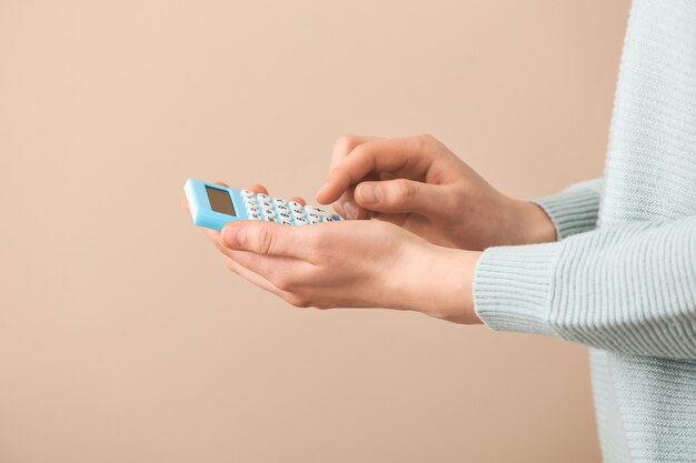 Mujer con calculadora